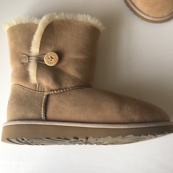 UGG Bailey Button Short Boots (Size: Big Kids 5) - Picture 5 of 17